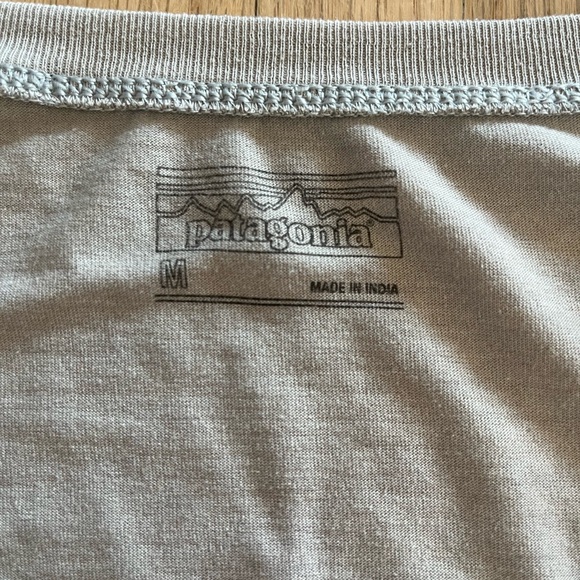 Patagonia Women’s long sleeve top medium - Picture 2 of 3